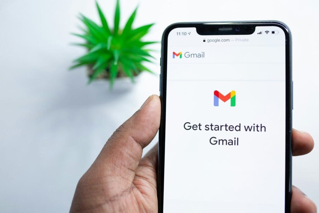 Homme tenant un téléphone avec écran gmail